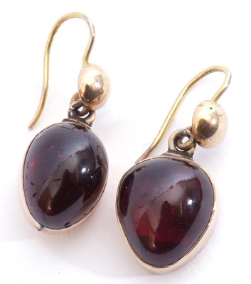 Lot 229 - Vintage garnet set earrings, a cabochon...