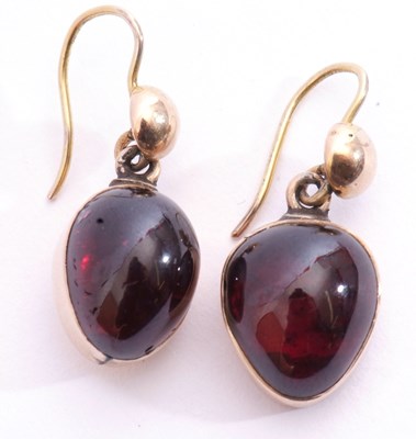 Lot 229 - Vintage garnet set earrings, a cabochon...