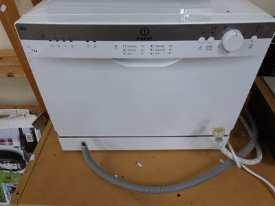 Lot 724 - Indesit table top dishwasher