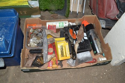 Lot 915 - Box of assorted tools