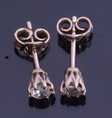 Lot 277 - Small pair of diamond stud earrings, the round...