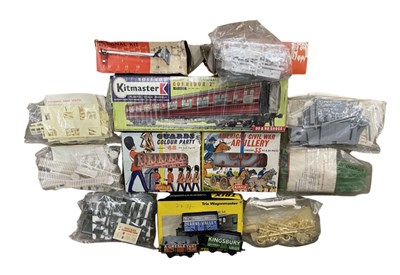 Lot 238 - A mixed lot of various plastic scale model...