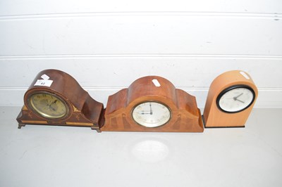Lot 62 - Three various assorted small mantel clocks