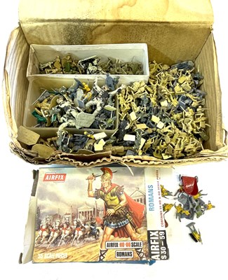 Lot 239 - A mixed lot of vintage plastic toy soldiers,...