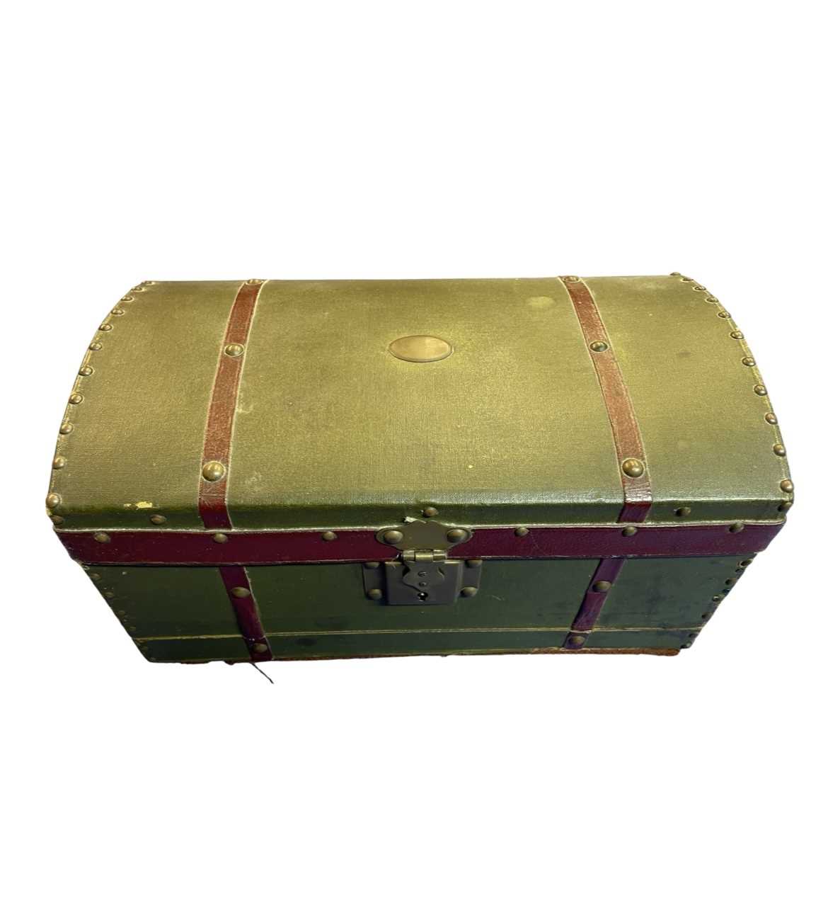 Lot 83 Small green chest containing various small