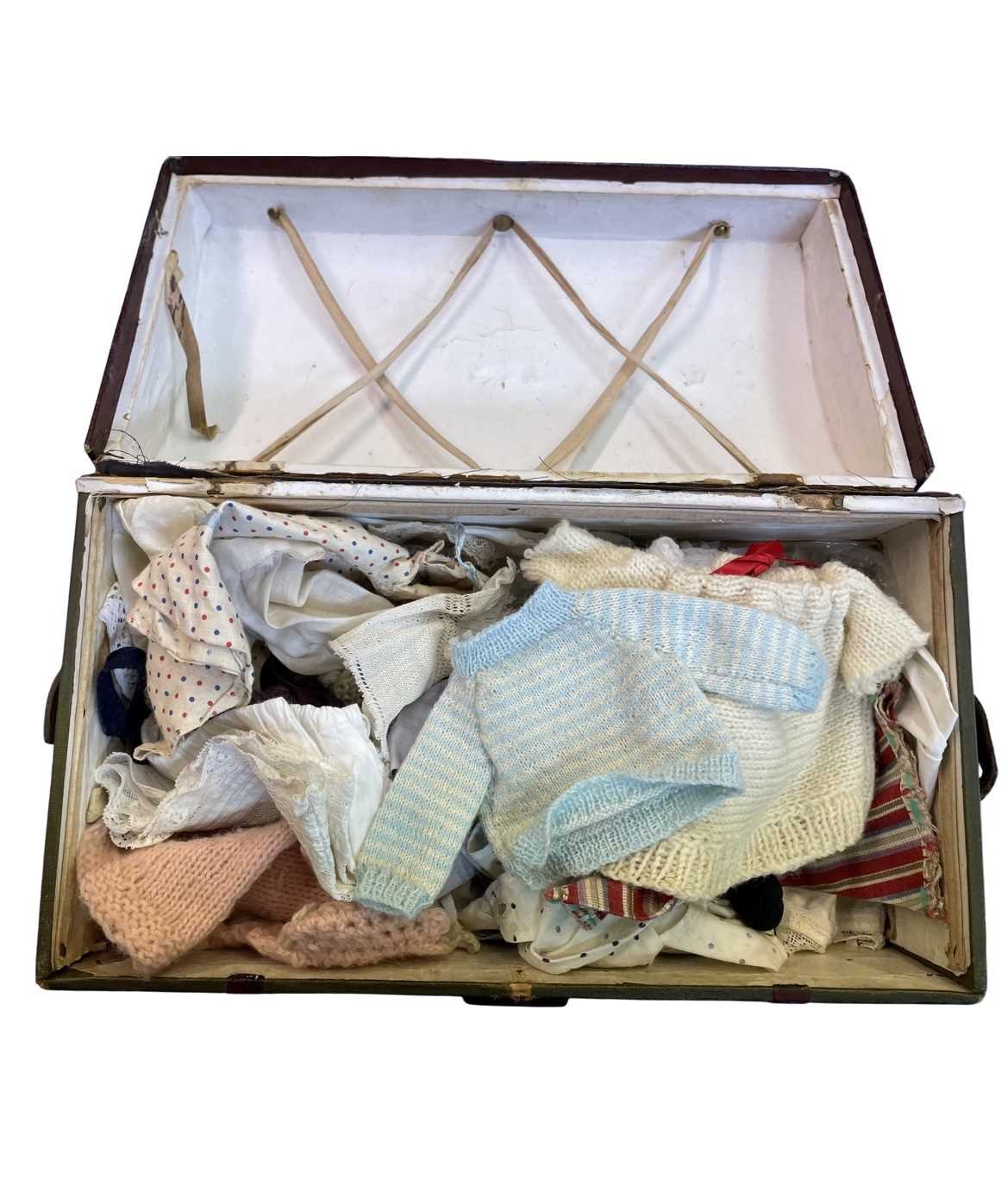 Lot 83 Small green chest containing various small