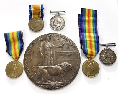 Lot 107 - Quantity of First World War medals to include...