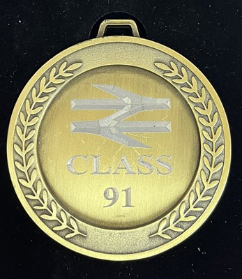 Lot 242 - A commemorative gold award medal to  91105...