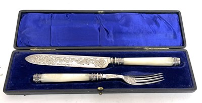 Lot 84 - Cased pair of mother of pearl handle cake...