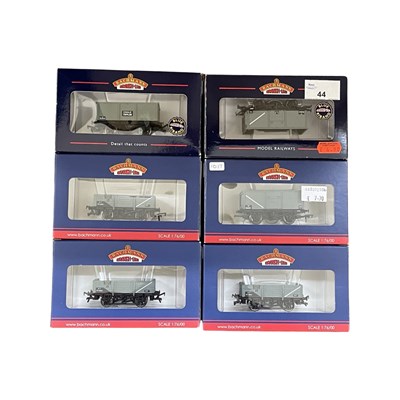 Lot 44 - A mixed lot of boxed Bachmann Branch-Line 00...