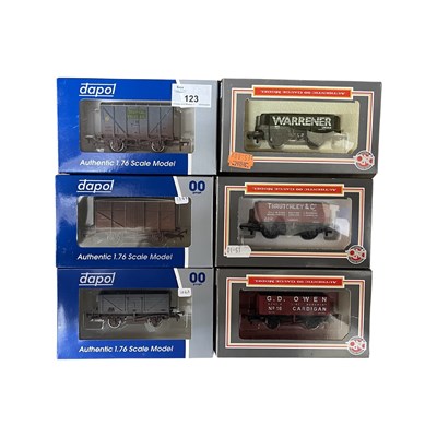 Lot 123 - A mixed lot of boxed Dapol 00 gauge railway...