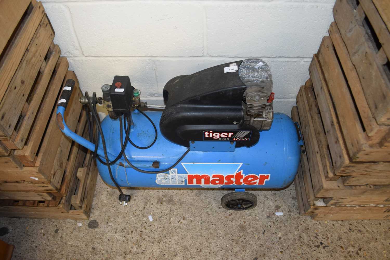 Lot 454 - Airmaster compressor