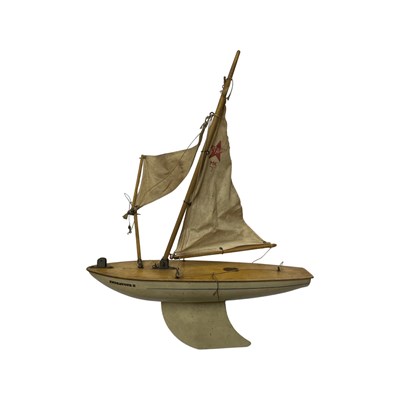 Lot 246 - A wooden model boat by Star Yacht - Endeavour II