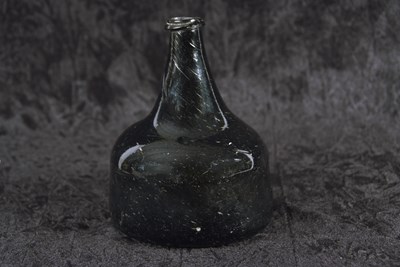 Lot 6 - 18th century onion bottle