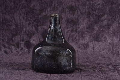 Lot 6 - 18th century onion bottle