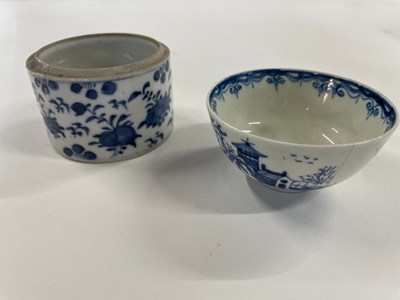 Lot 396 - Lowestoft tea bowl painted in blue with...