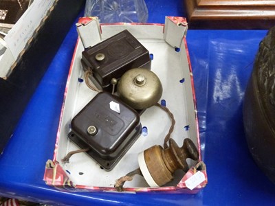 Lot 543 - Vintage magnet bakelite cased doorbell and...