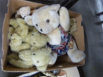 Lot 621 - One box of assorted teddy bears