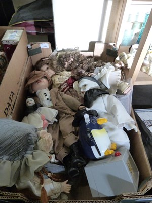 Lot 690 - Mixed Lot: Various collectors dolls, penguin...