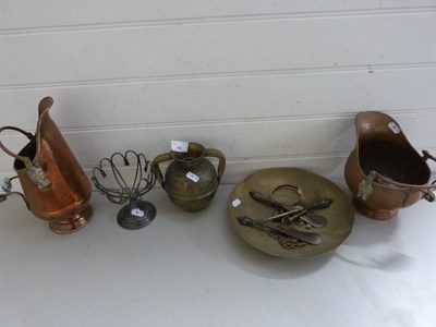 Lot 16 - Mixed Lot: Various brass and copper wares to...