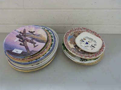 Lot 30 - Collection of various decorative plates to...