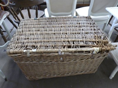 Lot 772 - Large wicker hamper