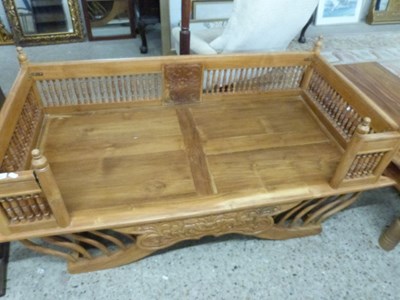 Lot 279 - Modern Indian hardwood day bed with spindle...