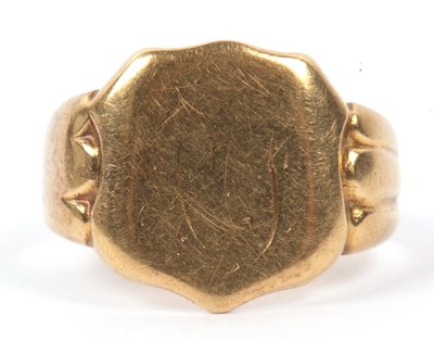 Lot 1 - Antique 18ct gold signet ring, the shield...