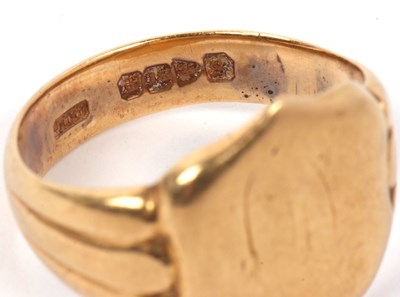 Lot 1 - Antique 18ct gold signet ring, the shield...