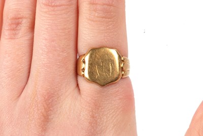 Lot 1 - Antique 18ct gold signet ring, the shield...