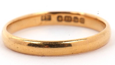 Lot 11 - 22ct gold wedding ring of plain polished form,...