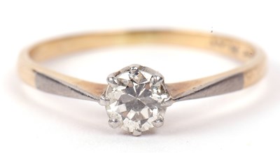 Lot 144 - A single stone diamond ring featuring a round...