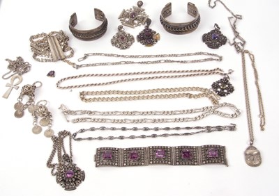 Lot 299A - A mixed lot of mainly white metal silver...