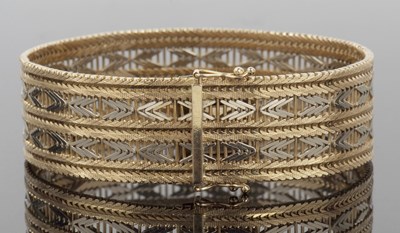 Lot 359 - 18ct two tone gold bracelet, with concealed...