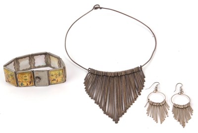 Lot 321 - A modernist wire fringe necklace and similar...