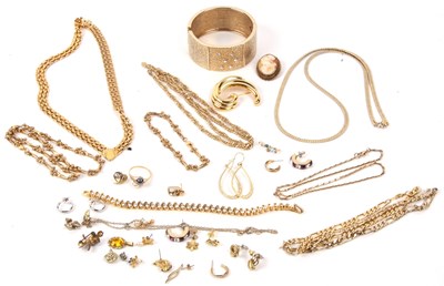 Lot 345 - Mixed lot of costume jewellery to include...