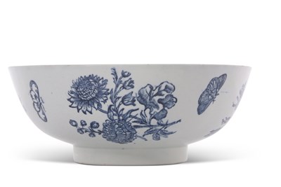 Lot 110 - Lowestoft porcelain bowl with the exterior...