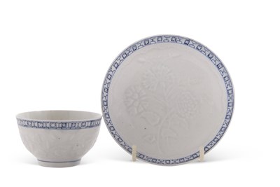 Lot 112 - Lowestoft porcelain rare early tea bowl and...