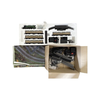 Lot 142 - A boxed Hornby 00 gauge railway set R1039, The...