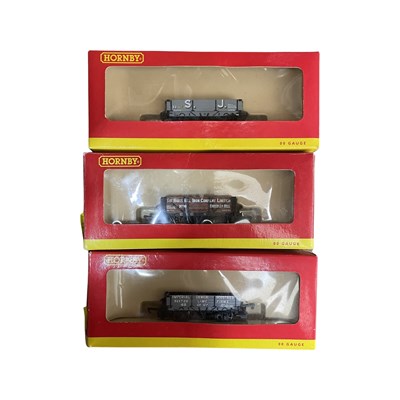 Lot 108f - A mixed lot of boxed Hornby 00 gauge wagons,...