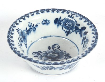 Lot 119 - A large Lowestoft porcelain patty pan with...