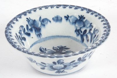 Lot 119 - A large Lowestoft porcelain patty pan with...