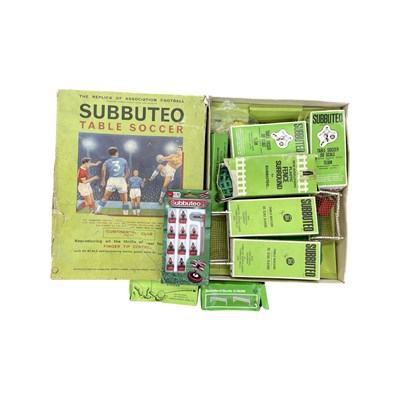 Lot 265 - A mixed lot of vintage Subbuteo players,...