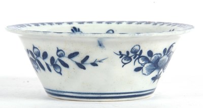 Lot 108 - A large Lowestoft porcelain patty pan with...