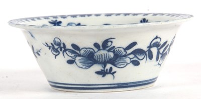 Lot 108 - A large Lowestoft porcelain patty pan with...