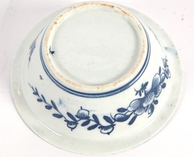 Lot 108 - A large Lowestoft porcelain patty pan with...