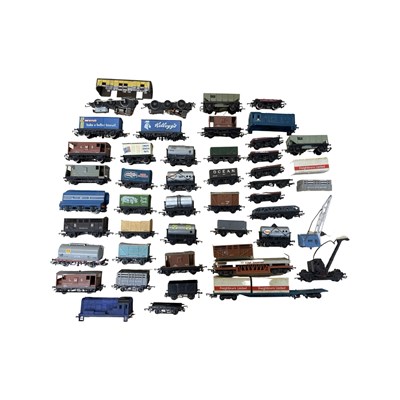 Lot 124 - A large quantity of various Hornby 00 gauge...