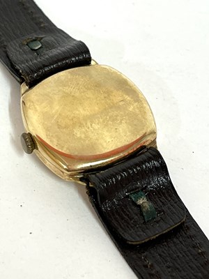 Lot 258 - A 9ct gold Everite gents wrist watch, the...