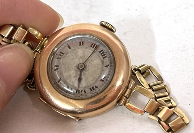 Lot 279 - A 9ct gold ladies wrist watch on a 9ct gold...