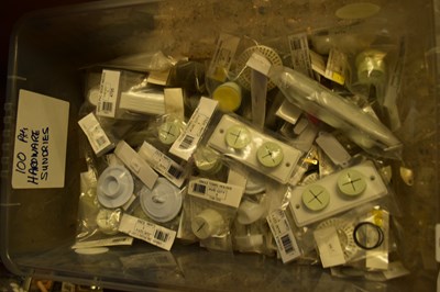 Lot 305 - BOX OF AS NEW HARDWARE STORE SUNDRIES TO...
